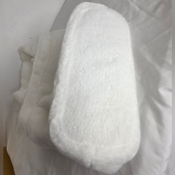 NWOT Good Girl By Carolina Herrera -11" X 16"inch-Elegant White FauxFur Tote Bag - Picture 8 of 12